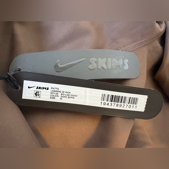 SKIMS  Nike Kim Kardashian matte 26” leggings medium new with tags - Picture 5 of 5